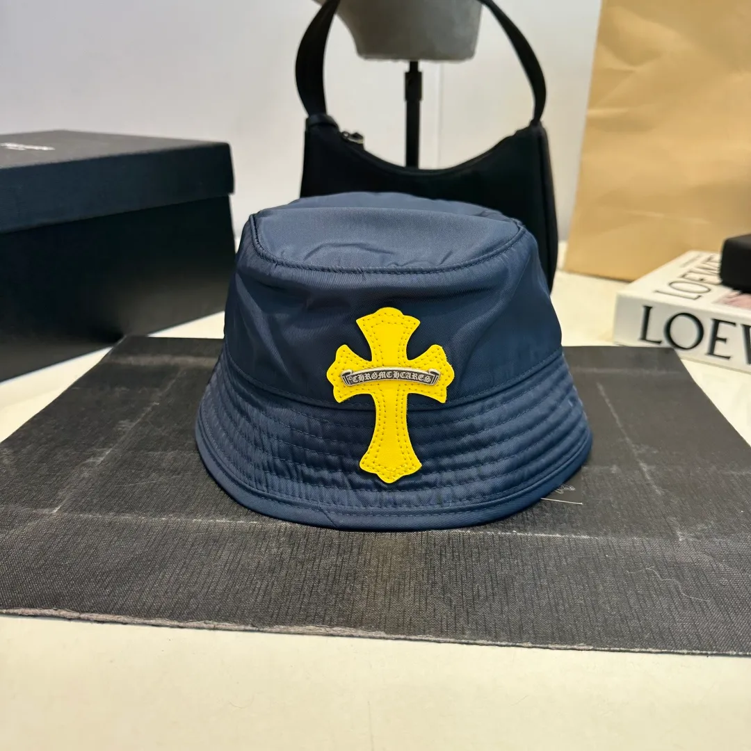 P70 𝐶ℎ𝑟𝑜𝑚𝑒 𝐻𝑒𝑎𝑟𝑡𝑠 Crow Heart Chocolate Barbie Pink Cross Leather Brand Horseshoe Roll Sleeves Sanskrit Letters Fisherman Hat Sun Hat